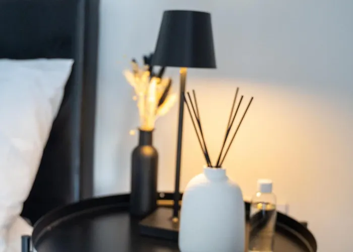 Glory Homes- City Centre Apartment , Sleeps 7 With Parking & Wifi
