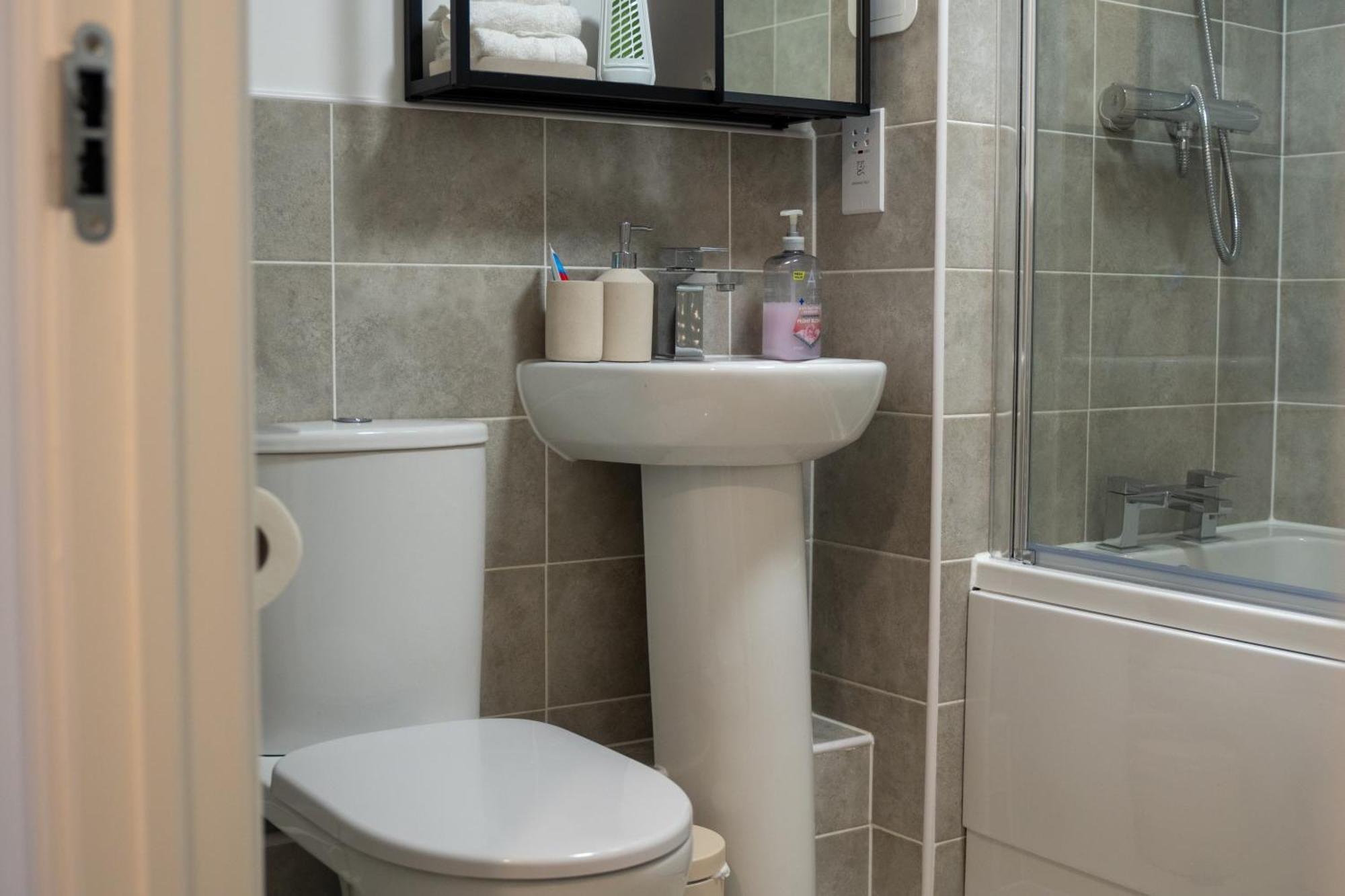 Glory Homes- Centre , Sleeps 7 With Parking & Wifi * Бирмингем