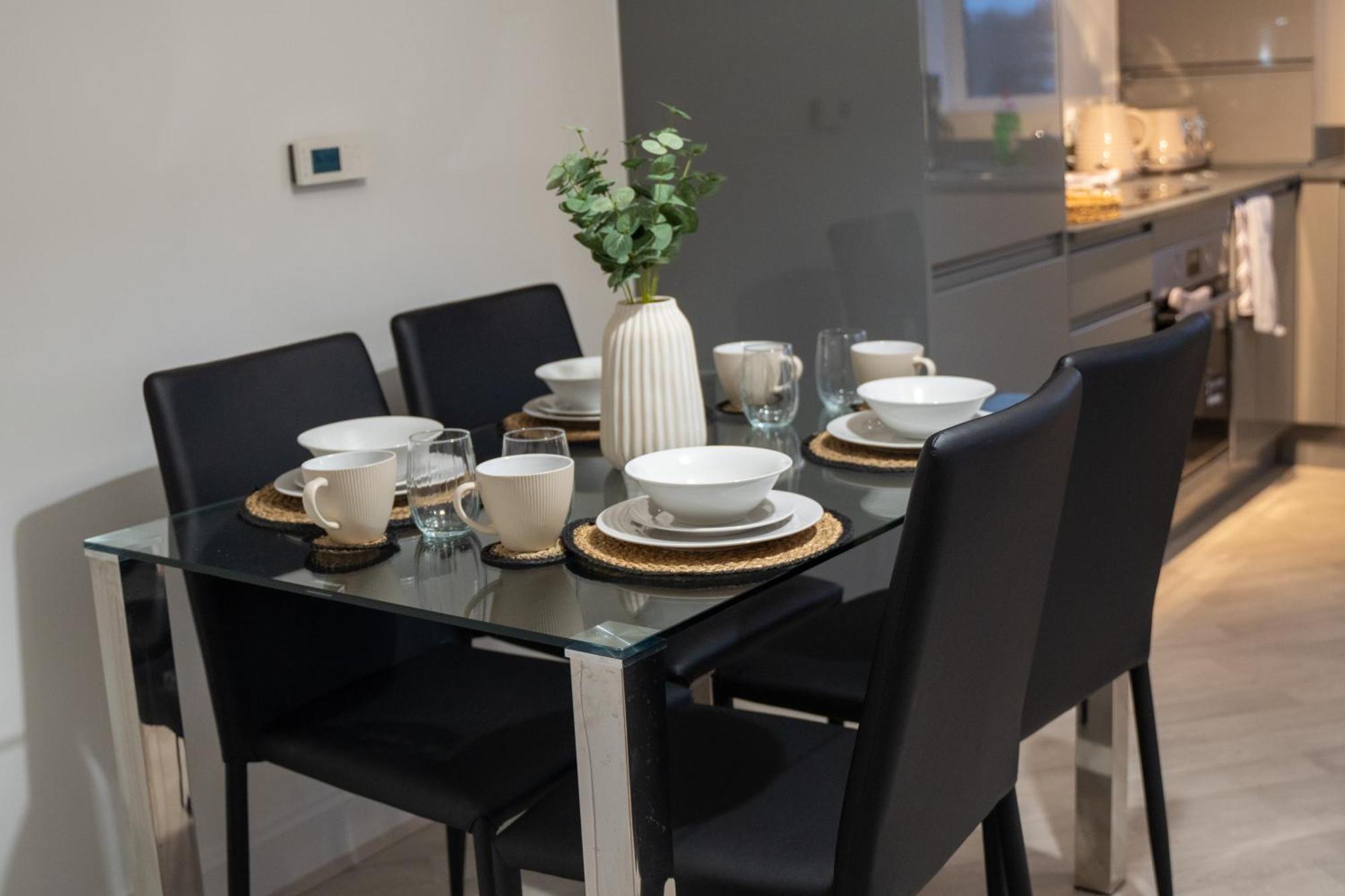 Glory Homes- Centre , Sleeps 7 With Parking & Wifi Апартаменты