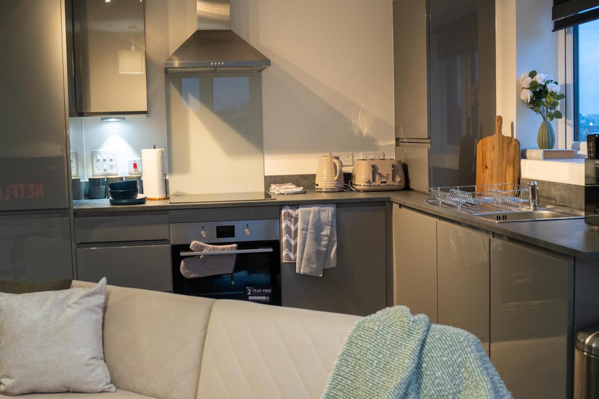 Glory Homes- Centre , Sleeps 7 With Parking & Wifi Апартаменты