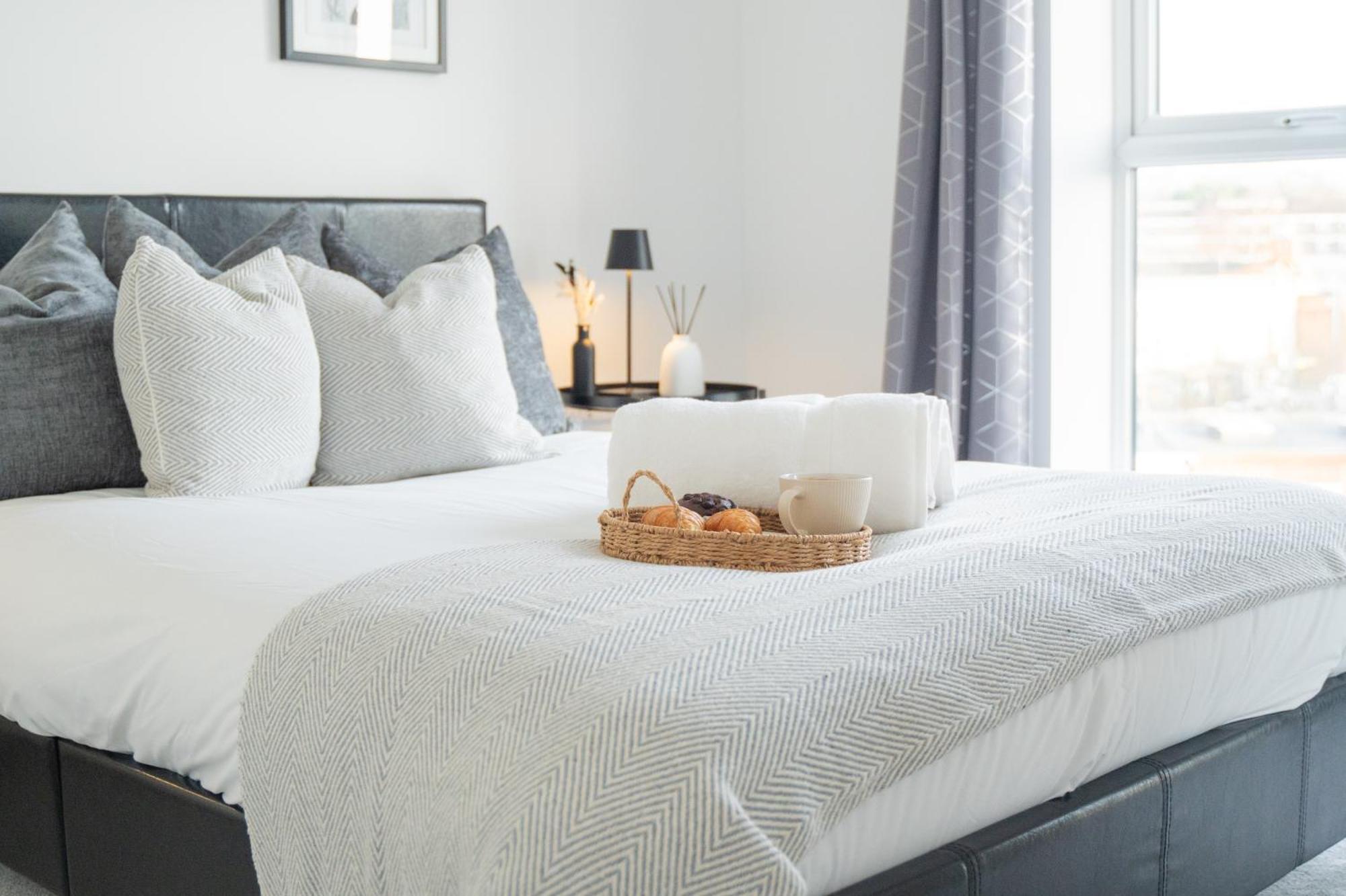 Glory Homes- Centre , Sleeps 7 With Parking & Wifi Апартаменты *