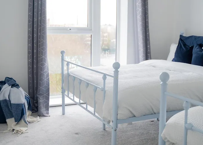 Glory Homes- City Centre Apartment , Sleeps 7 With Parking & Wifi